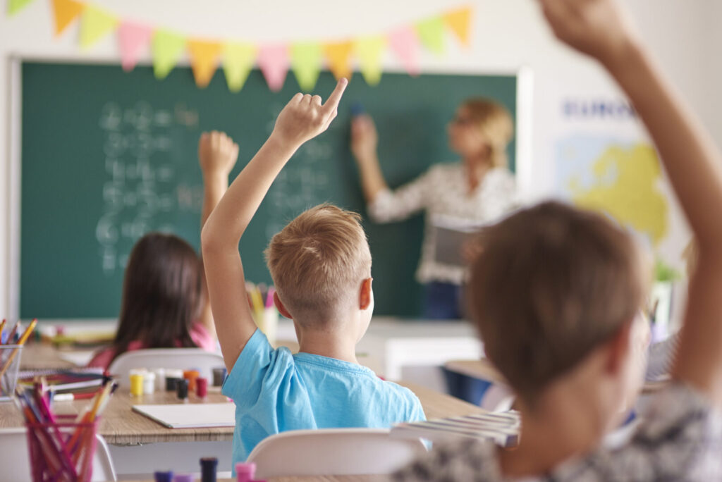 Alle elever i skolen kender det rigtige svar og rækker hånden op