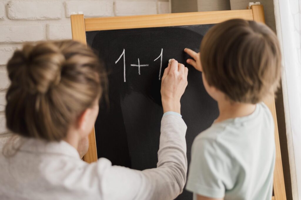 Søn bliver undervist af sin mor i matematik derhjemme