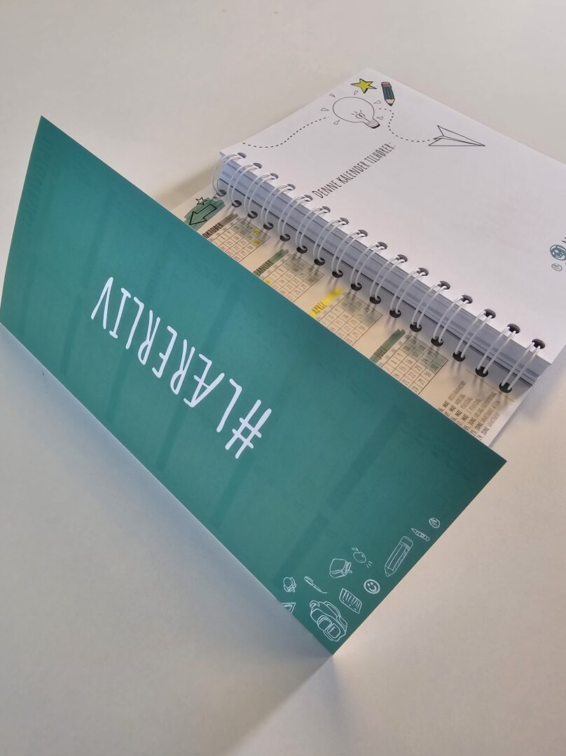 Lærerliv lærerkalender med turkis omslag og spiralryg set fra siden