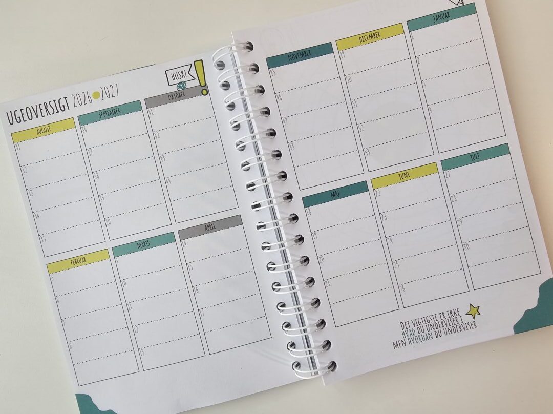 Opslag med ugeoversigt i Lærerliv lærerkalender med spiralryg