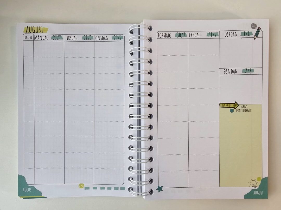 Lærerliv lærerkalender slået op på et ugeopslag for august med ugedagene
